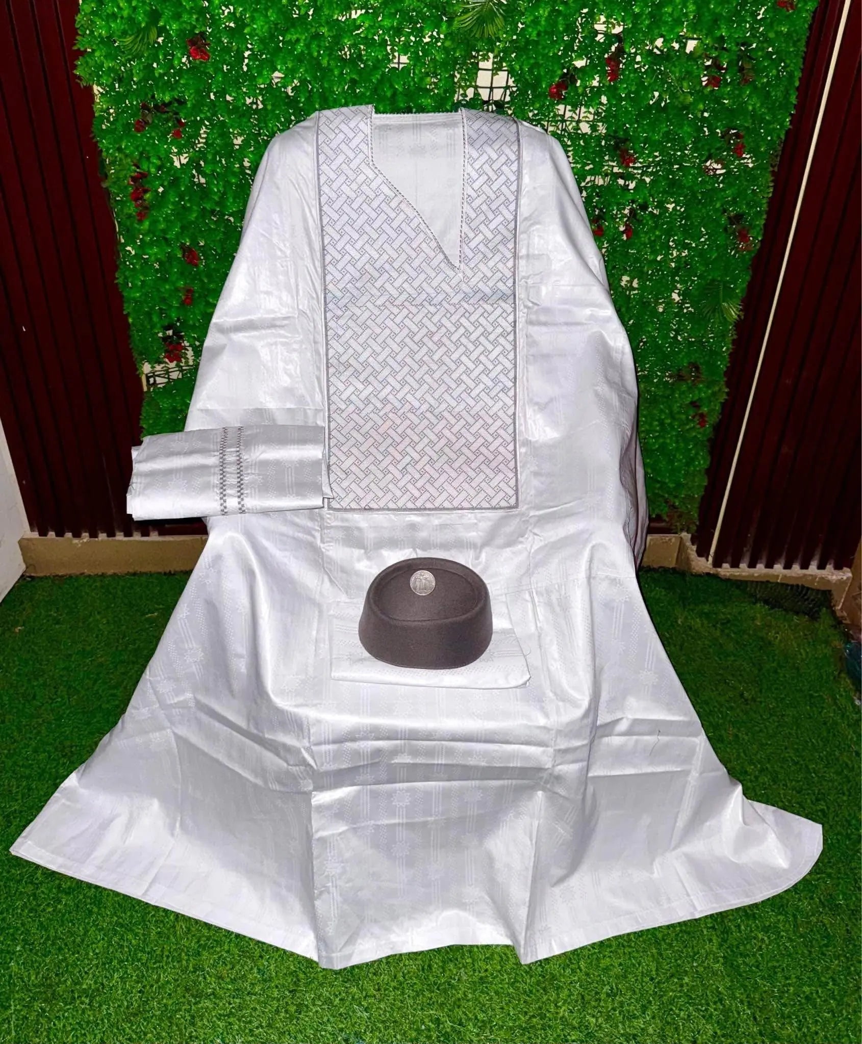 Grand Boubou Homme - Bazin Blanc Brodé avec Calotte Marron MaisonBarry