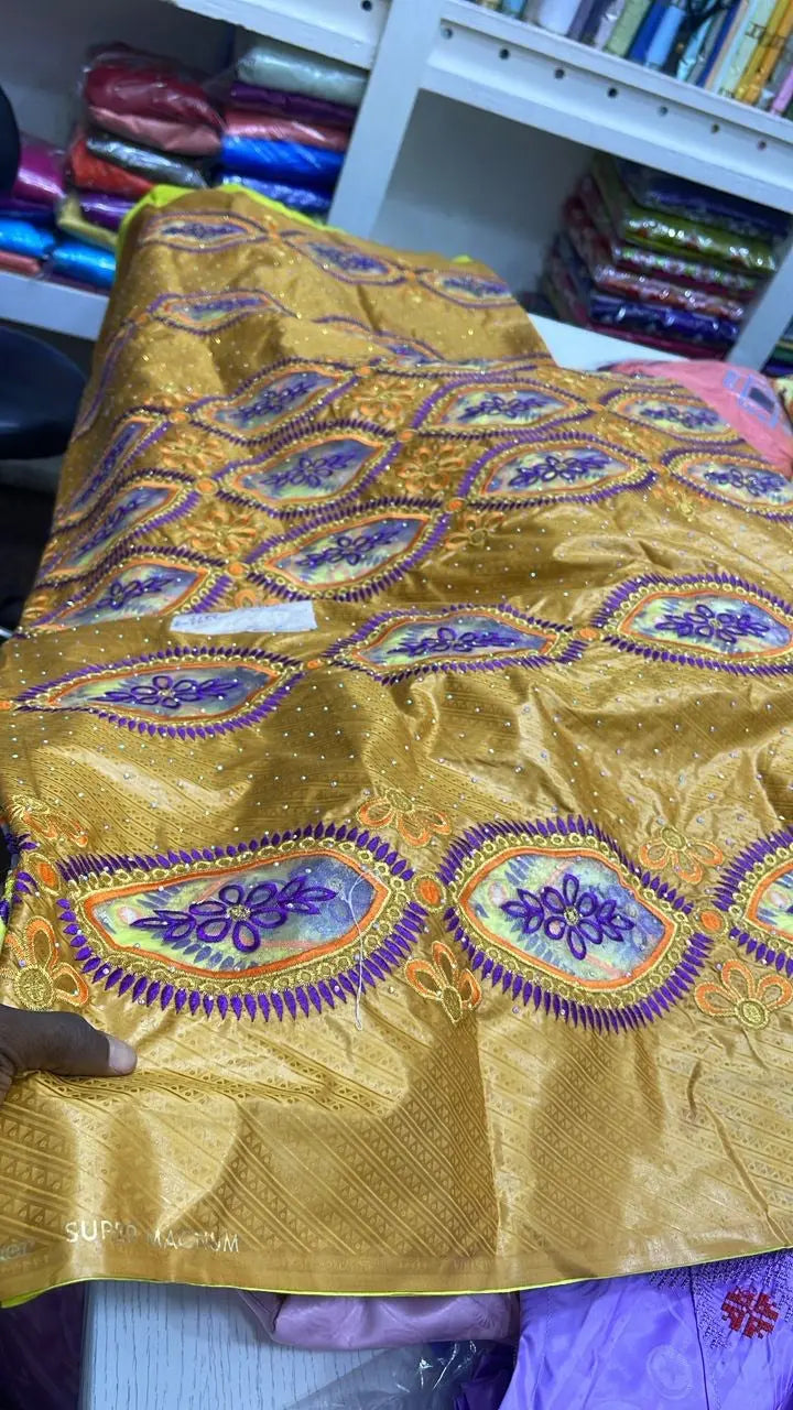 Organza Brodé Femme - Tissu Doré avec Motifs Violets MaisonBarry